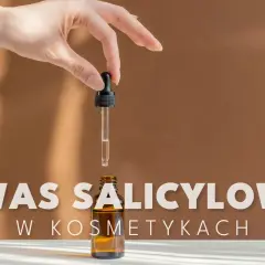 Dłoń trzyma pipetę z serum, nad buteleczką. Dowiedz się, jak używać kwas salicylowy w kosmetykach dla lepszej cery.