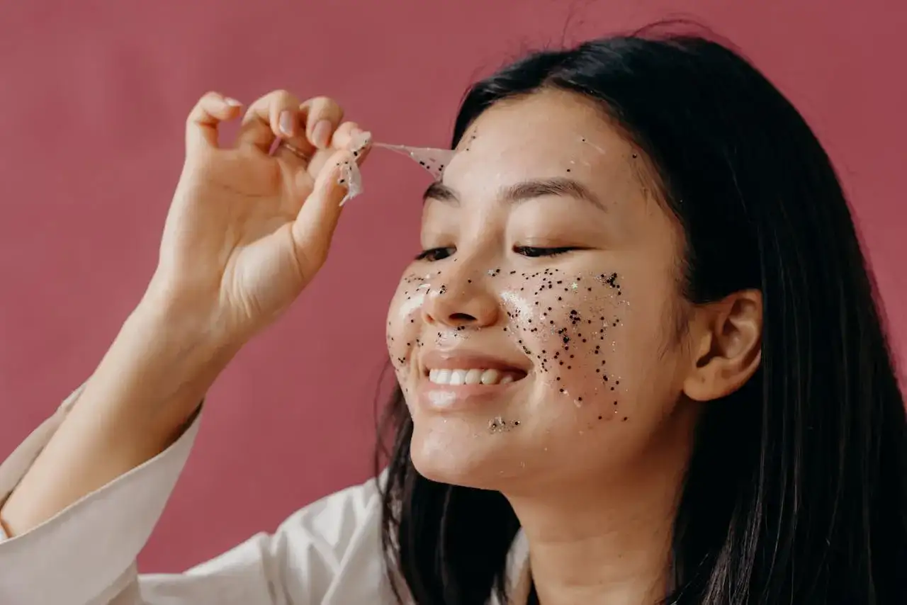 Co to peeling? Rodzaje, dobór do cery i bezpieczne złuszczanie