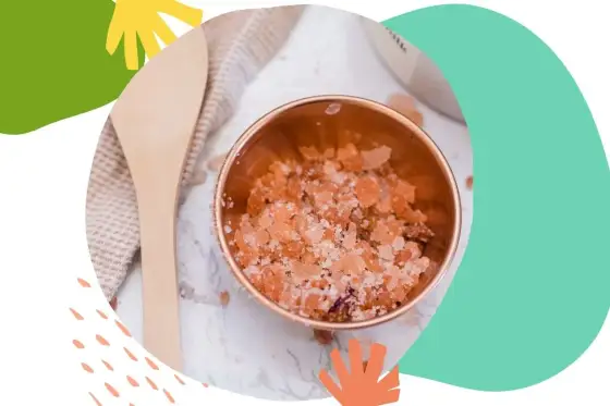 Domowy peeling twarzy bez podrażnień. Co wybrać?