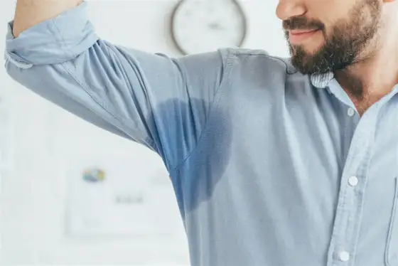 Jak ograniczyć pocenie? Antyperspirant, nawyki i leczenie